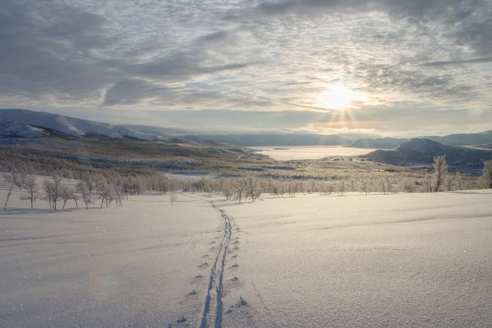 Latu erämaassa. Ski track in Kilpisjärvi.